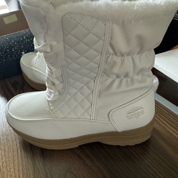 NIB TOTES Daisy White waterproof boots size 8M run smaller - Picture 2 of 3